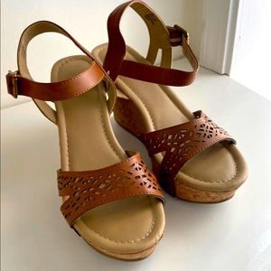 Kenneth Cole New York tan wedge